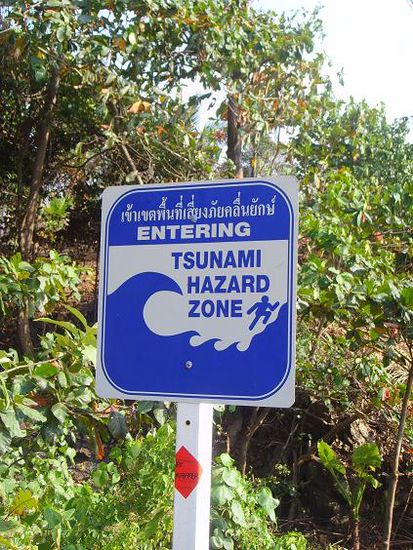 Die Strassen sind hier gepflastert mit den Tsunami-Warn-Schildern und Evakuation-Routes ... seltsames Gefuehl!