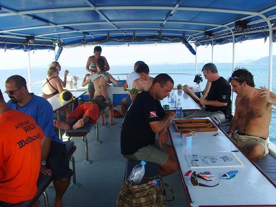 Auf dem Boot. Der im Schwarzen T-Shirt ist Dan (Holland), mein Instructor fuer den Advanced Open Water.