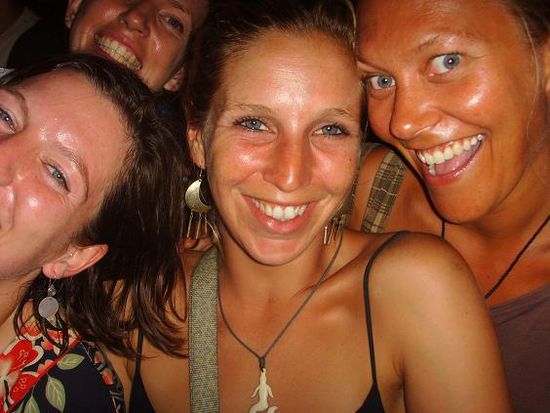 Nachpudern, bitte!
Die Maedels: Sarah (Alaska), Martine (England), Didi und ich auf ner Party, irgendwo auf Lanta.