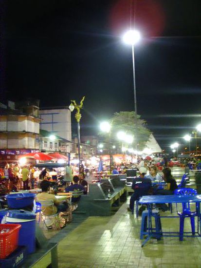 Noch schnell was essen, bevor es mit dem Nachtboot von Surat Thani zurueck nach Tao ging ...