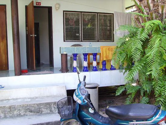 Hier wohne ich die naechsten Tage, bis ich mir was gesucht habe, das ich monatlich mieten kann.
Und davor: mein neues Moped (auch monatlich bezahlt) - ihr seht: ich settel down hier!