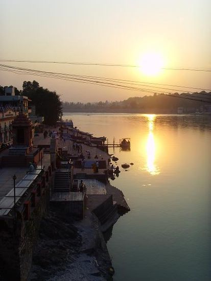 Die Ghats von Rham Jhula von der Jhula aus ...