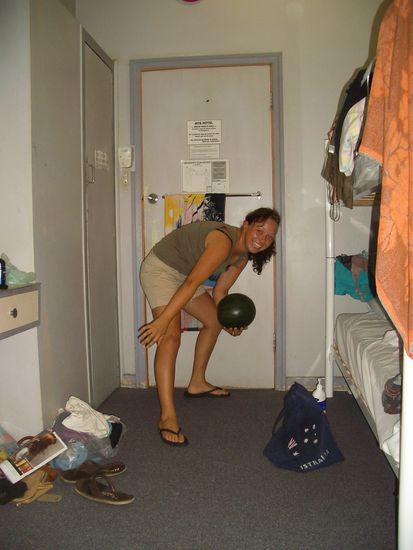 Wenn man nicht gerade Melonen isst kann man sie auch gut als Bowling Kugel verwenden.... 