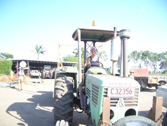 Wenn man Glueck hat kann man auch Traktor fahren-das ist der beste Job.