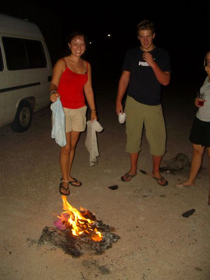 Schon Tradition: Die Klamotten verbrennen wenn mans endlich geschafft hat u weiterziehen kann.