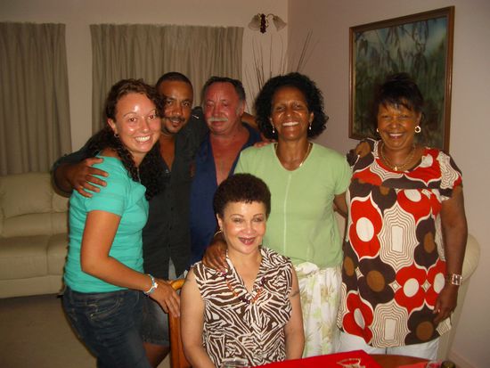 Am ersten Abend kamen die Nachbarn zum Essen u sie wollten natuerlich alles von mir wissen  
Von links: Ich, Henry, Rolf, Cynthia, Lilli u vorne Mary!