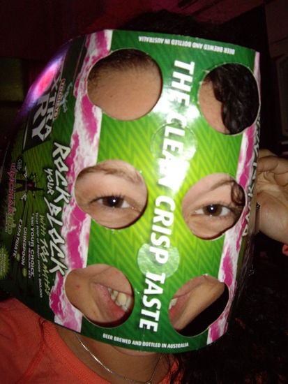 Hej Yvi hab dir doch versprochen das ich ne Verkleidung finde!!!! Mein favourate beer in Australia tooheys extra dry....six pack  hohoho