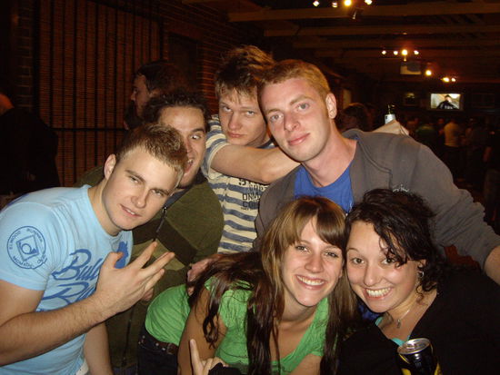 Was mich total aus der Bahn wirft u ich total anstrengend finde ist das die Pubs hier schon um ein Uhr dicht machen u man dann in nen anderen "muss" der laenger auf hat bzw. auch nur bis drei!!! Voll der Stress! Sowas gibts bei uns nich-da geht man halt gemuetl. mal um 10 weg u kommt morgens um 6 wieder! so...