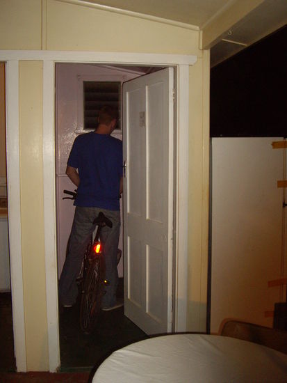 Tylor hat die Toilette als "Drive thru" benutzt!!!! *war ein richtiger Schenkelklatscher*