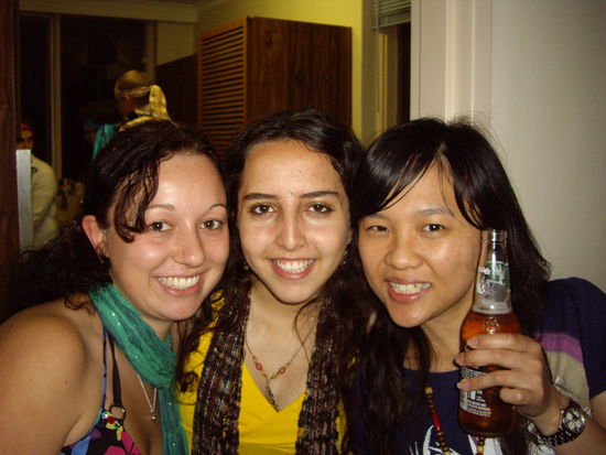 Marcia (die ich auf Fraser Island kennenlernte habe ich wieder in Melbourne getroffen-sie kannte alle Kneipen u Bars-und ihre Arbeitskollegen veranstalteten eine Houseparty) u Lydia aus Hongkong!