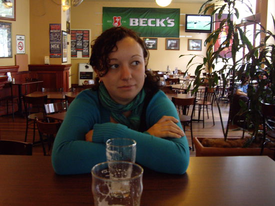 Tja mein Bier ist leer... jetz muss ich mal ueberlegen wo's als naechstes hingeht u. ich hab auch schon eine Idee 