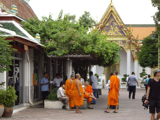 Bangkok Tempel. Man sieht immer u ueberall Moenche nicht nur in den Tempeln auch auf den Strassen von BKK.