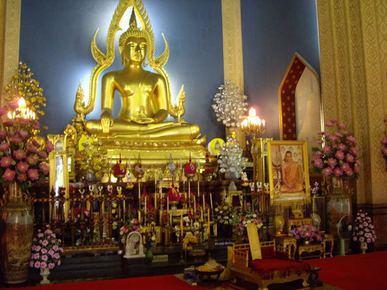 Buddha. Wenn man einen Tempel betritt - sind keine Schuhe erlaubt u man muss lange Hosen u T-Shirt tragen UND die Fuesse duerfen nicht zum Buddha zeigen-man setzt sich also im Schneidersitz davor.