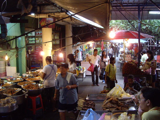 Markt in Bangkok. Die kocken echt auf den Strassen! Erstaunl. anzusehn. Als ich das erste mal mein Hotel in BKK verliess kam ich aus dem Staunen nicht mehr heraus!! So was habe ich noch nie gesehen. Kaufen wuerde ich aber nichts ich bevorzuge mein Essen im Hotel.