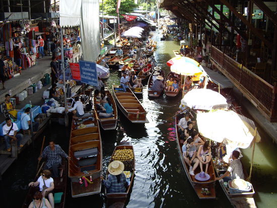 Floating Market (jeden Tag von 9-12 mittags) Man kann dort Souvenirs, Obst u. Gemuese usw. kaufen. Eine richtige Touristen-Attraktion aber viele Einheimische kaufen dort auch ein. Handeln nicht vergessen! In Thailand wird immer gehandelt u. man bekommt alles oft zum halben Preis.