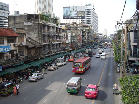Bangkok City. Finde ich nicht besonders schoen! Wirklich "hammer" viel los. Hier herrscht ebenso Linksverkehr!!!!Wie in Australien.