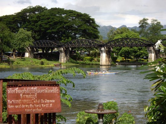 Die Bruecke am Kwai. Ihr kennt bestimmt den gleichnamigen Film dazu. Sie wurde im zweiten Weltkrieg von den Gefangenen erbaut. (Australiern, Englaender, Hollaender. Die Japaner wollten einen schnellere Verbindung zwischen Burma (Myanmar) u Thailand (frueher Siam) schaffen. Viele Tausende kostete es das Leben-sie starben an Malaria u anderen Krankheiten.