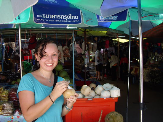 Auf dem Markt... in der Hand habe ich ne kleine Kokusnuss-schmeckt gekuehlt einfach klasse!