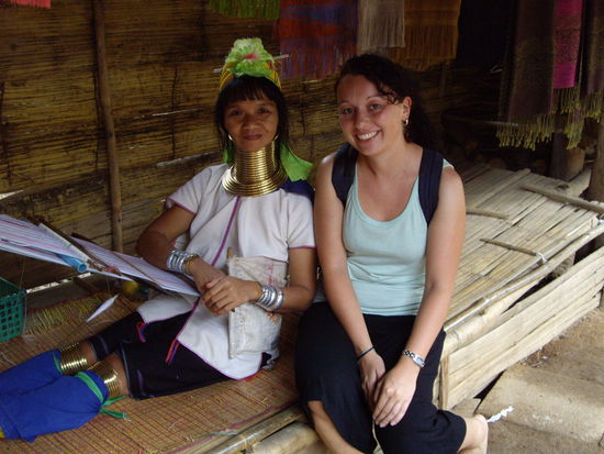 Im Longneck-Village!Je mehr Ringe die Frau um den Hals hat desto schoener ist sie