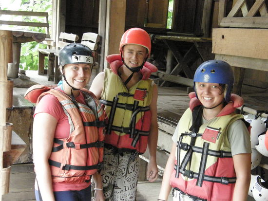 Whitewater Rafting.... in der Nähe von Chiang Mai. Ca. 2 1/2 Stunden waren wir im Wasser.... Zuerst machten wir ein paar Trockenübungen u etw. Theorie.... dann kam der praktische Teil 
