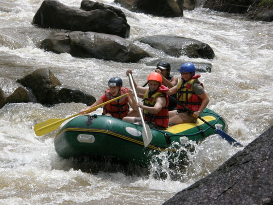 Zu viert im Boot. Unser Skipper behielt den Überblick u gab uns Kommandos wie wir zu paddeln hatten bzw. uns flach ins Boot legen mussten 