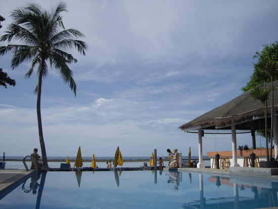 Am Pool mit Blick aufs Meer