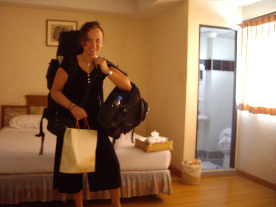 ...alle sieben Sachen packen und dann gehts ab nach Hause... Von Bangkok via Singapur nach Frankfurt u dann noch mit dem Zug, d.h. insgesamt 10 Stunden an den Flughäfen, 15 Stunden Flug u 3 Stunden Zugfahrt!!!Aber das ist auch noch zu schaffen-wäre ja gelacht.