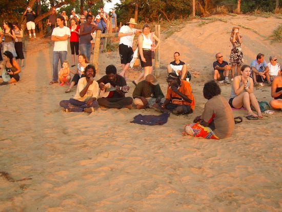 Aboriginals die am Strand auf der Gitarre "Livin on a prayer" von Bon Jovi spielten... und das bei Sonnenuntergang... da wuenscht man sich nirgends wo anders zu sein.....