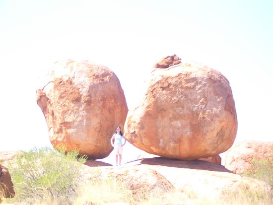 Devil's Marbles ca. 150 km nach Tennant Creek (Die Aboriginals glauben das es riesige Eier sind)Es gibt viele davon die sich auf mehreren von Kilometern verteilen...