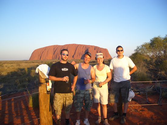 Red, big, rock! Das muss er sein - Uluru (Ayers Rock)
von links: Jens, Axel ich u. Seba!