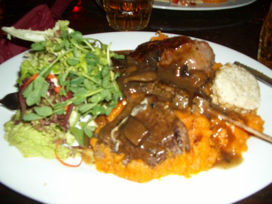 zu Essen gabs Bo's Outback mixed grill!
Kaenguruh, Kroko, Kamel und Bueffel!