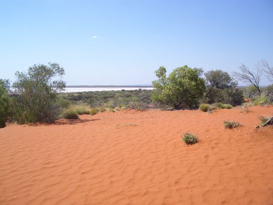 Ein Salzsee im Hintergrund