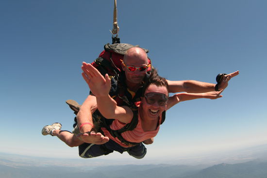 Jeder bekommt einen instructor der vor dem  Sprung einem erklaert was man beachten muss und der seine Witze reisst-von wegen sein erster Sprung u. so...Wayne-mein Tandempartner-schlief im Flugzeug!Aber als es losging war er hellwach-das ist ja die Hauptsache... *gg*