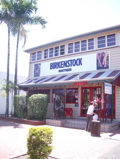 Schaut euch das mal an: Birkenstock ist hier auch vertreten!