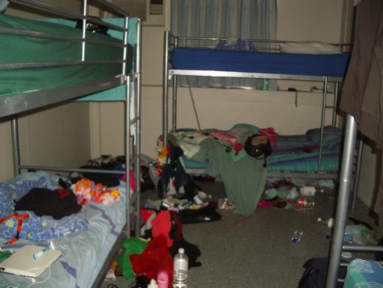 Tja so kann ein Hostel auch aussehen. Die Maedels nehmens nicht so genau mit der Ordnung! Ich wars nich... 