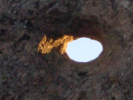 ... schickt einen Lichtstrahl durch dieses
Loch im Fels...