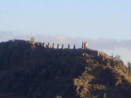 Frage des Glaubens? Vom Heiligtum der Ureinwohner geht der Blick hinüber zum
Kalvarienberg, dem christlichen Symbol auf der gegenüberliegenden Anhöhe. Die Spanier zwangen die Indios mit dem Schwert zur neuen Religion.