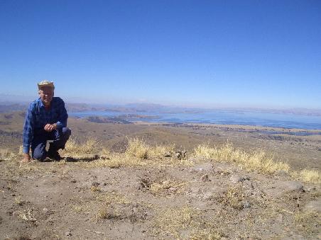 Der [f]Titicaca-See[/f] ist der höchstgelegene schiffbare Binnensee der Welt, dessen atemberaubende Dimensionen erst aus der Ferne und von oben so richtig klar werden (der Autor,
aufgenommen mit Selbstauslöser).