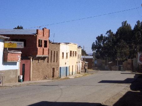 Am Titicaca-See: die Hauptstraße von Chaguaya.