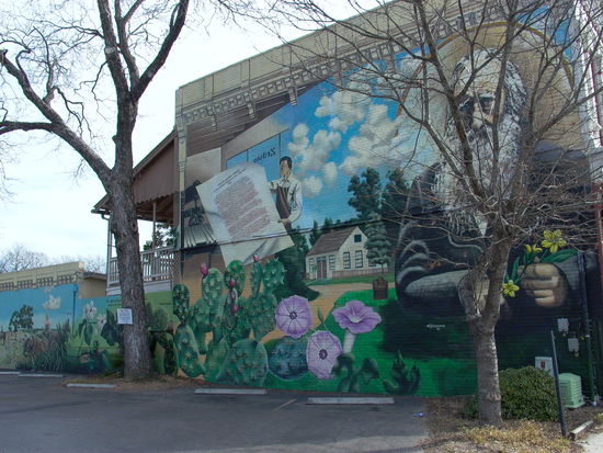 Überall bemalte Fasaden mit geschichtlichen Motiven