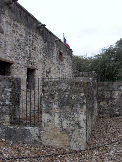 Gemäuer Ft. Alamo