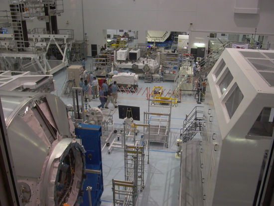 Japaner live beim Zusammenbau eines eigenen Moduls oder Satelliten