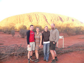 beim Sonnenaufgang am Uluru