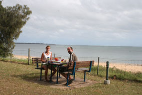 beim Fruehstueck am Meer