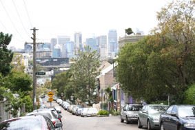 der Weg von unserer Straße zur City; im Hintergrund die Skyline von Sydney