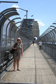 die kleine Andrea auf der großen Brücke