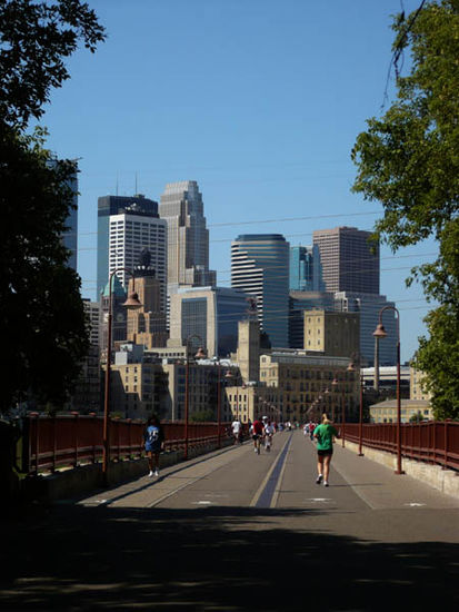 Minneapolis über die Stone Arch Bridge