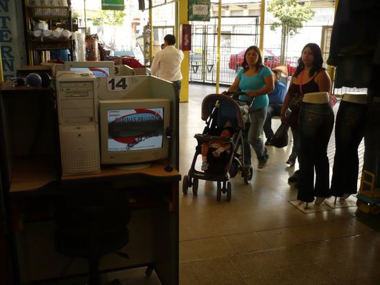 zum Schluss noch fuer Rainer: Internet aufm Markt in Santiago