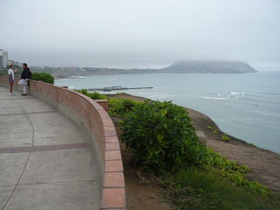 Miraflores - Limas schoene Pazifikkueste im Nebel