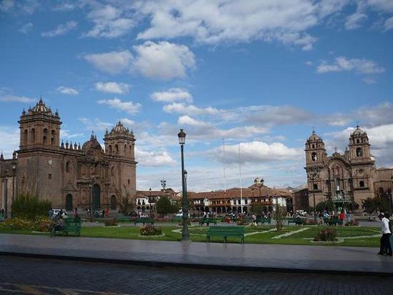 Die Plaza de Armas mit Kathedrale (links)